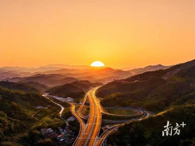 阳春至信宜(粤桂界)高速公路